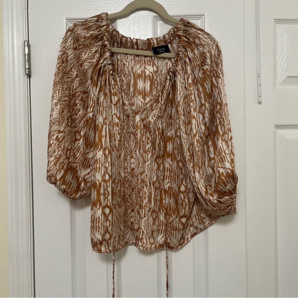 Vici Brown and Cream Ruched 3/4 Sleeve Blouse